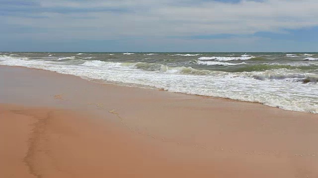 在西班牙的大西洋海滩上冲浪视频素材