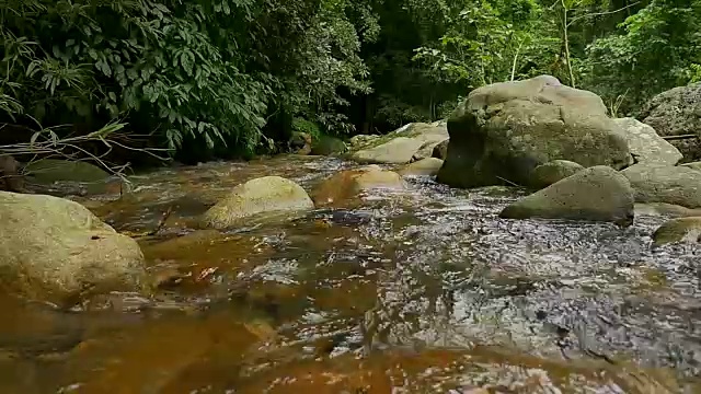 热带雨林瀑布的慢镜头视频素材