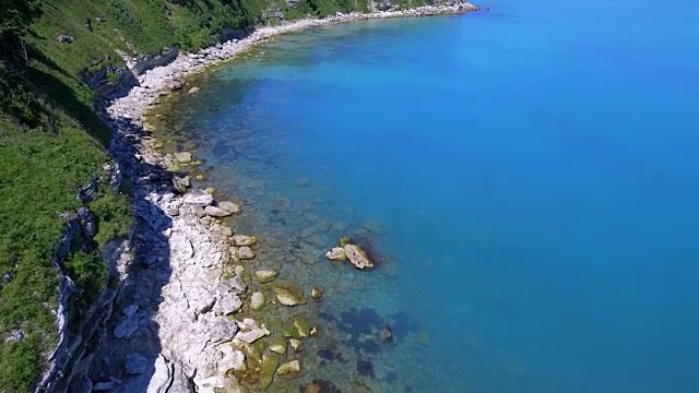 在湛蓝的海面上飞行视频下载