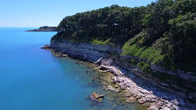 飞机在湛蓝的海面上飞行，无人机拍摄的画面视频下载