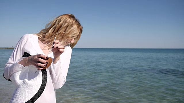 夏天在海滨休息，美女在海滩度假视频素材