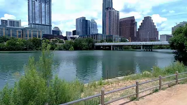 奥斯汀德克萨斯天际线在夏天的阳光日飞行直接飞向市区的城市景观视频素材