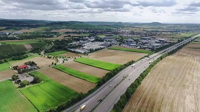 鸟瞰高速公路上行驶的汽车视频素材