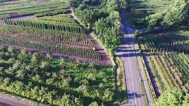 鸟瞰图。在乡村道路上行驶的汽车视频素材