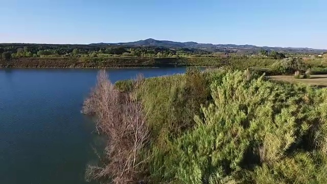 无人机在意大利的一个湖上空飞行视频素材