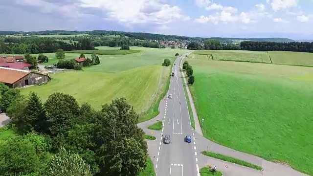 鸟瞰高速公路上行驶的汽车视频素材