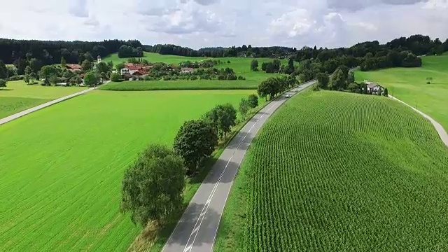 鸟瞰图。在乡村道路上行驶的汽车视频素材