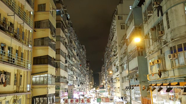 香港的夜市和公寓楼视频素材