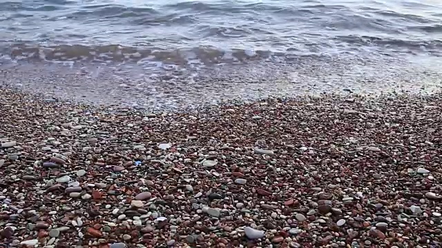 沙滩上的鹅卵石。海岸边的纹理。的亚得里亚海视频素材