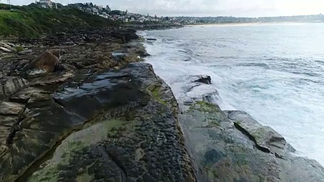 海岸岩石、海浪和房屋天线视频下载