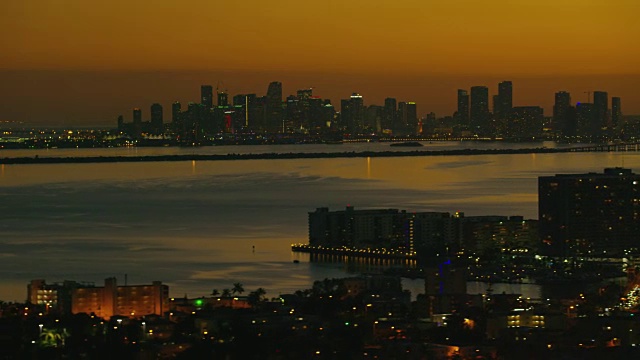 迈阿密市中心的空中夜景视频素材