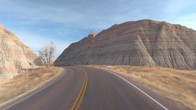 FPV:开车经过美国Badlands风景如画的砂岩山脉视频素材