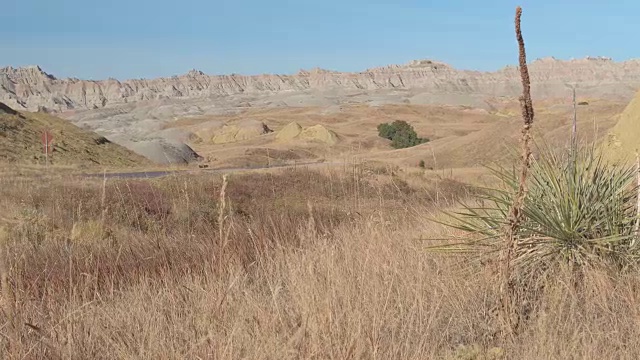 Badlands国家公园美丽的分层砂岩山脉和广阔的草原视频素材