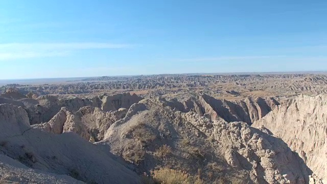 在Badlands国家公园，美丽的砂岩山耸立在草原之上视频素材