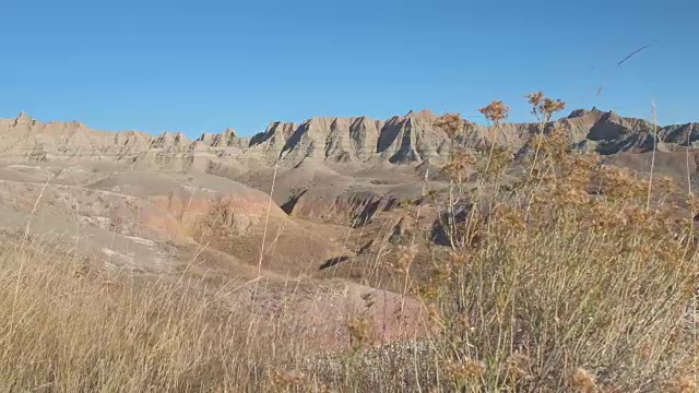 在Badlands国家公园，美丽的砂岩山耸立在草原之上视频素材