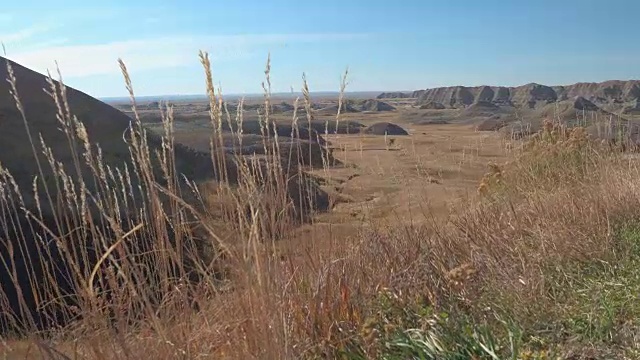 在Badlands国家公园，美丽的砂岩山耸立在草原之上视频素材