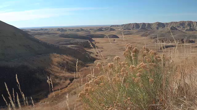 在Badlands国家公园，美丽的砂岩山耸立在草原之上视频素材