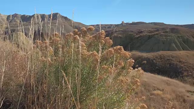 在Badlands国家公园，美丽的砂岩山耸立在草原之上视频素材