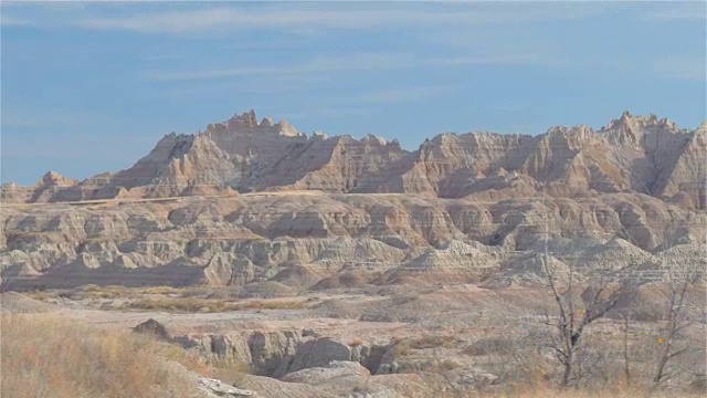 在Badlands国家公园的草原上，高耸的尖顶砂岩山脉视频素材