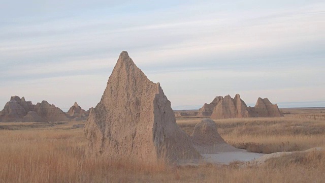 AERIAL:令人惊叹的尖尖的砂岩山脉，耸立在Badlands的干燥草原上视频素材