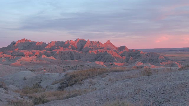 风景如画的红尖山顶在美丽的日落光在Badlands NP视频素材