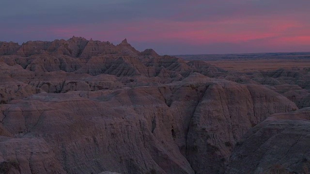 在Badlands国家公园的落基山脉上，美丽的粉红色日出天空视频素材