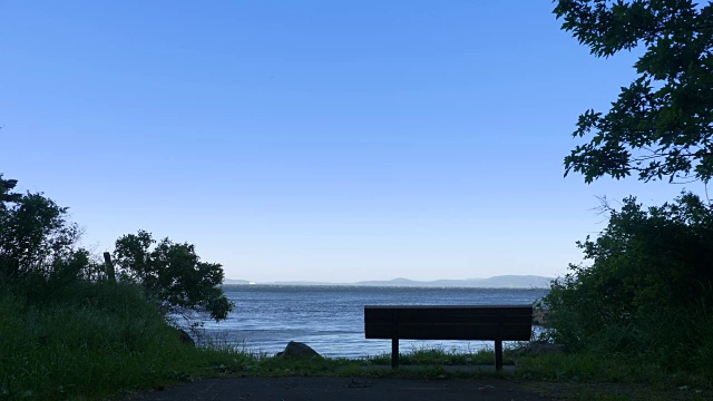 空沙滩长椅，蓝天和海景，海洋海岸水美视频素材