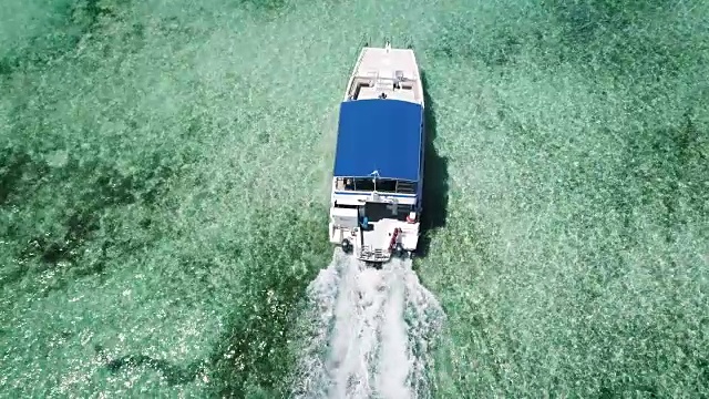 在蓬塔卡纳海滩附近加勒比海航行的快艇或游艇视频素材