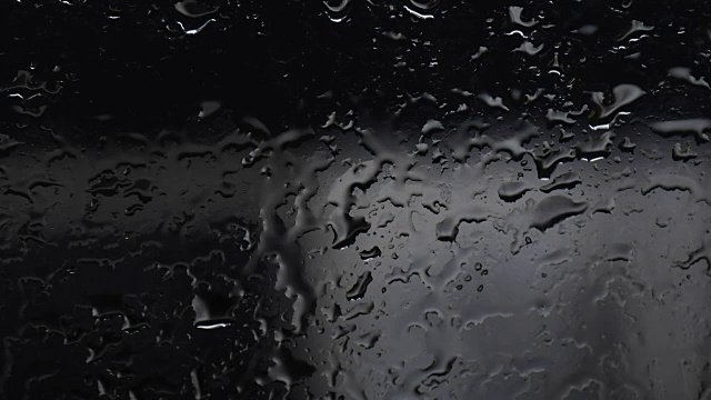 雨点出现在窗玻璃上，雨点开始，雨点纹理视频素材