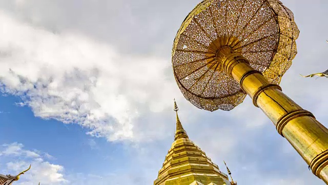 在Phra That Doi Suthep寺庙与蓝天移动的金色宝塔的时间推移视频视频素材