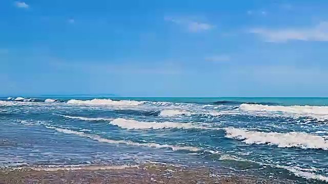 美丽的海浪在海里视频素材