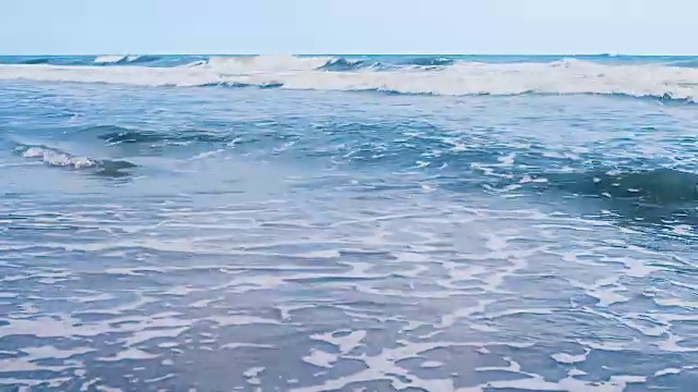 美丽的海浪在海里视频素材