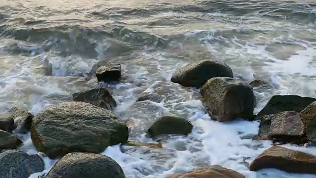 海浪拍打着岩石视频素材