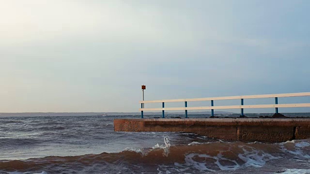 海浪拍打着码头的慢镜头视频素材