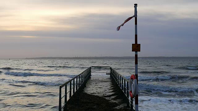 慢镜头海浪撞击码头在黄昏视频素材