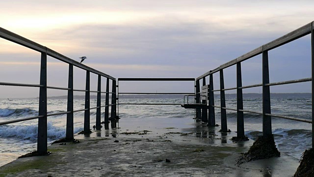 海浪撞击码头的慢镜头视频素材