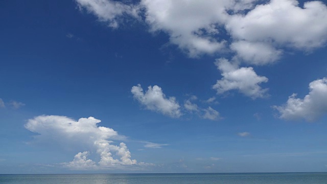 云在海洋上流动的时间流逝视频素材