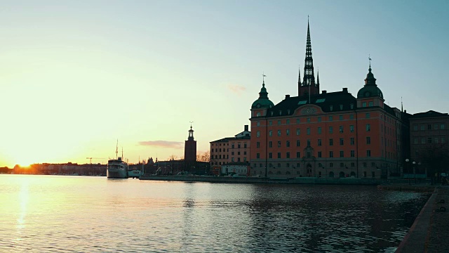 日落时分，斯德哥尔摩市内的Riddarholmen建筑视频素材