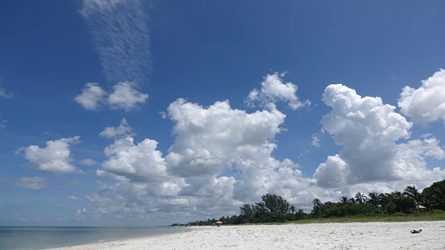 云在海滩上流动的时间流逝视频素材