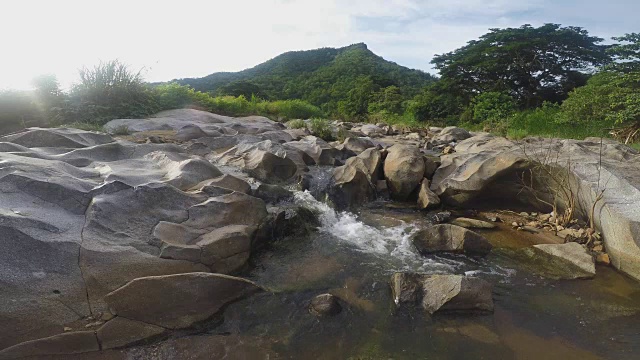 天然水中的岩石溪流视频素材