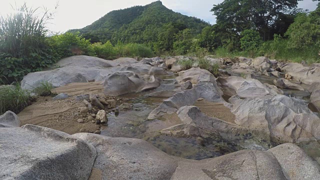 天然水中的岩石溪流视频素材