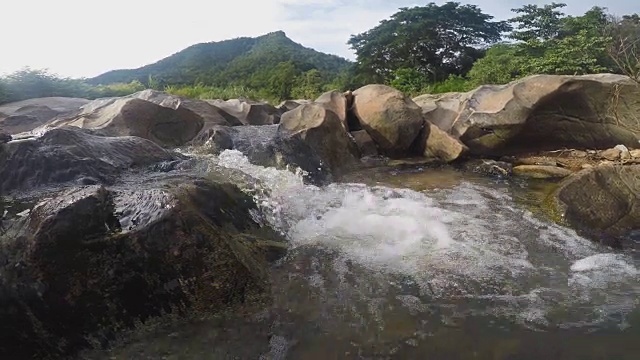 天然水中的岩石溪流视频素材