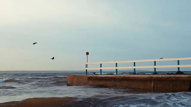 海浪拍打着码头视频素材