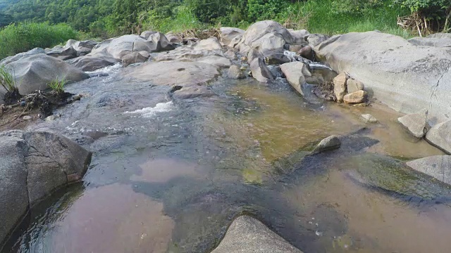 天然水中的岩石溪流视频素材