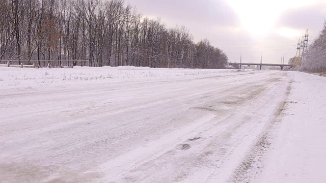 空旷的道路与积雪覆盖的景观。视频素材