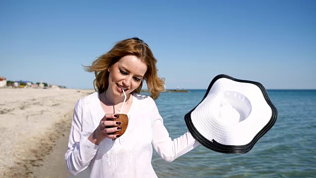 海滩上的美女，热带岛屿上的度假视频素材