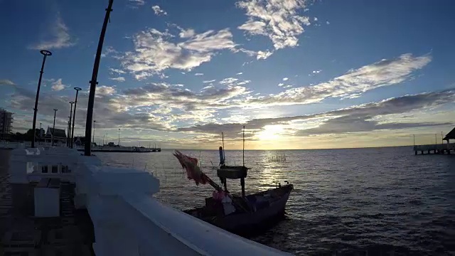 日落时，海面上的渔船撞上了海岸。(圈)视频素材