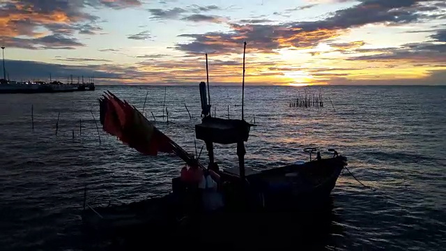 日落后的大海有一个美丽的橙色的天空。视频素材