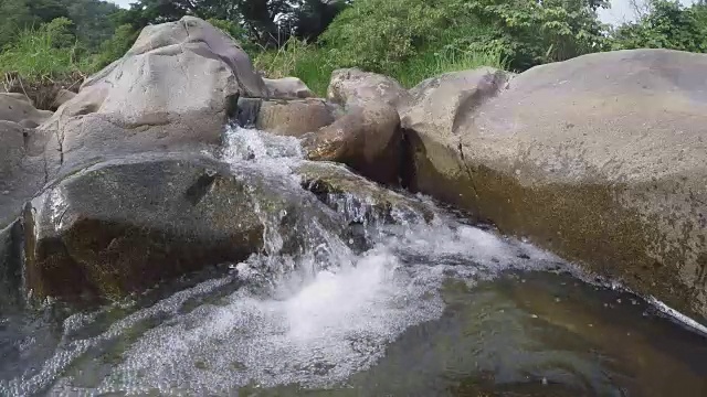 天然水中的岩石溪流视频素材