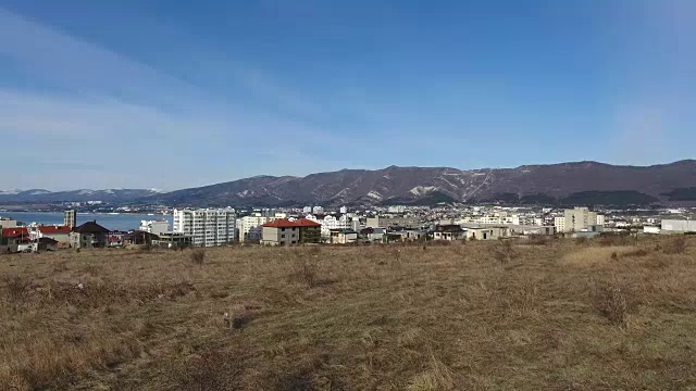 鸟瞰图，山与海之间的城市视频素材